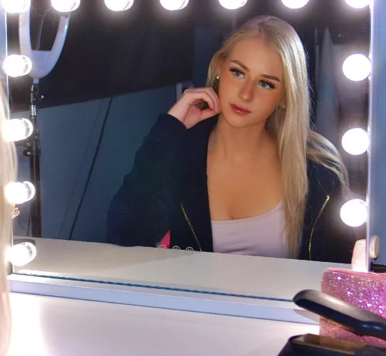 I can be your cute girlfriend :) by advaluapycp