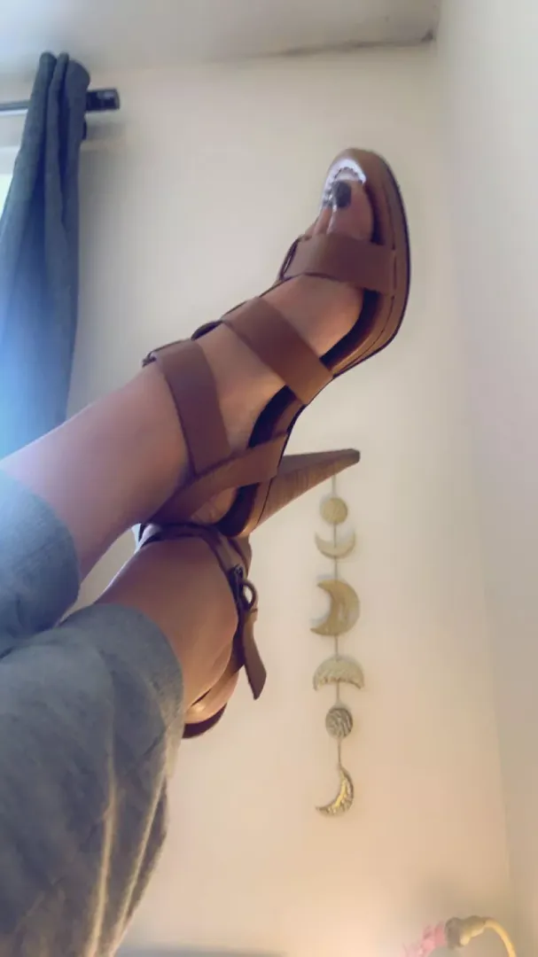 I love my heels 👠 posted by Sexymialou