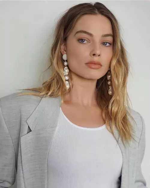 Margot Robbie looking gorgeous by James007BondUK