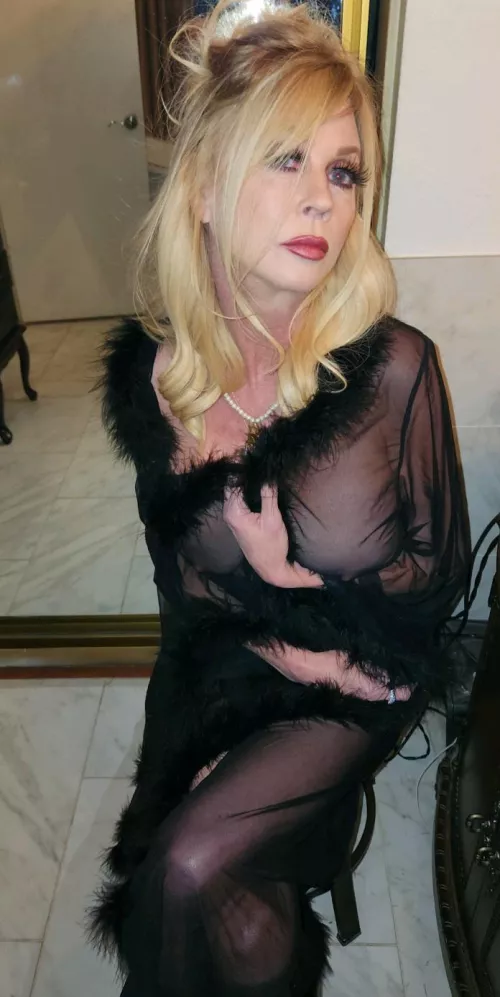 Milf Monday 😉 by SongLopsided4065