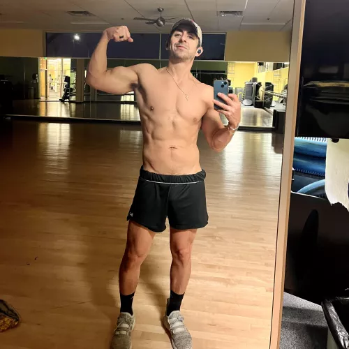 Rise and grind boys, it’s an awesome day for an awesome day! Go do great things! DMs always open to anyone with a face pic IN their profile🤙🏽 by Brief_Mode2746