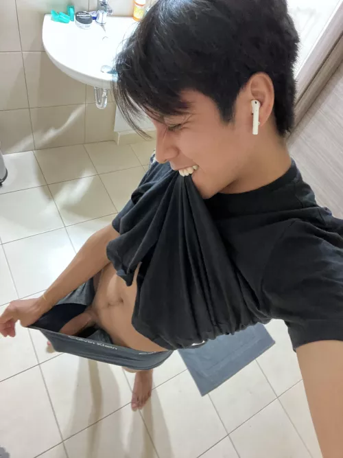 19m 😈 What’s up 🙈 by Due_Discipline_2185