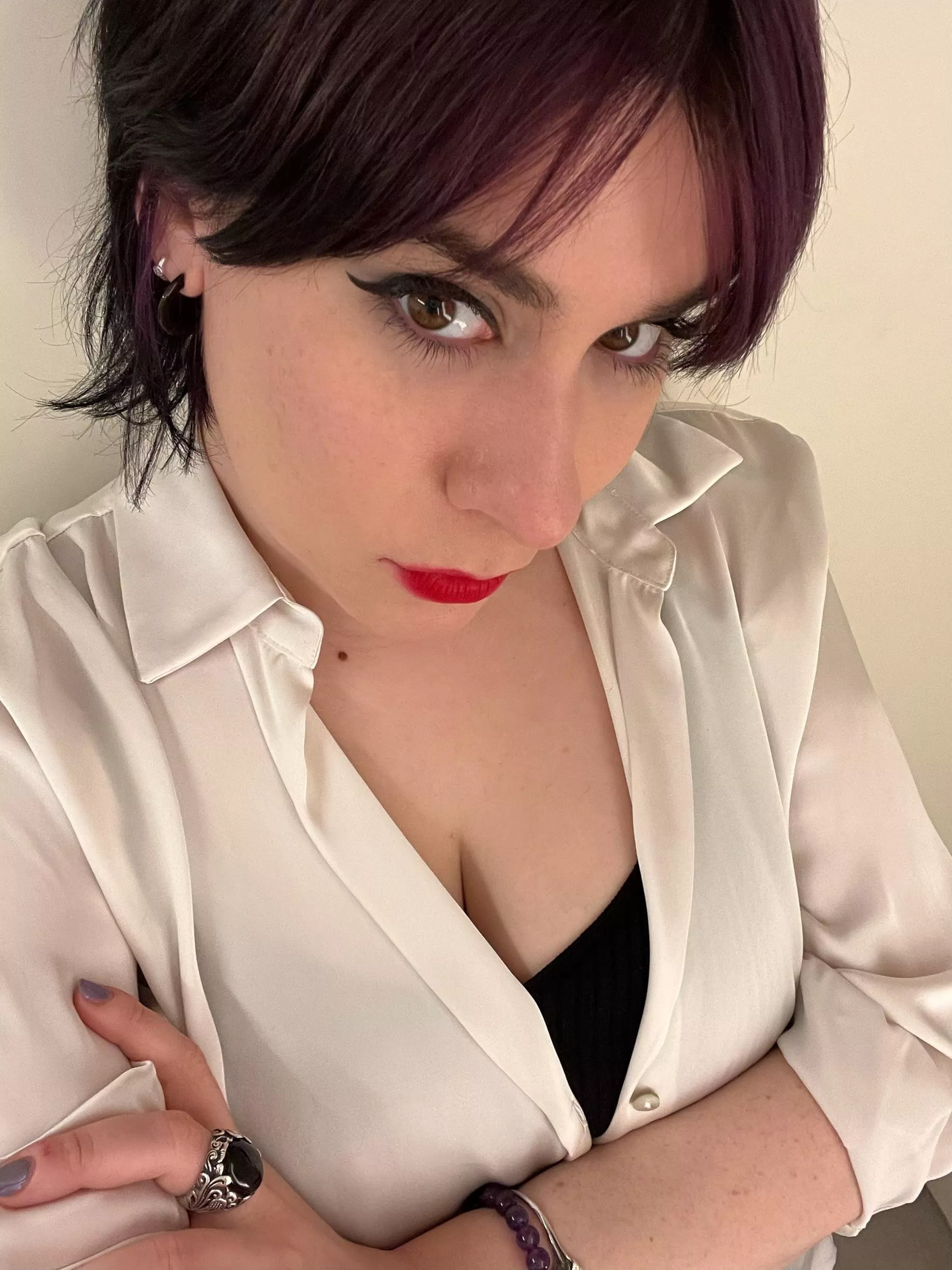 A little peak of downblouse at work 😏 posted by Chr0nenburger