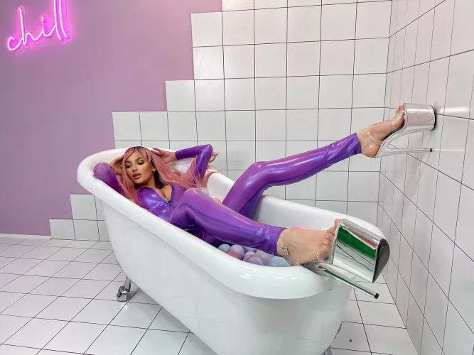 Bathtime babe by bubblrisback