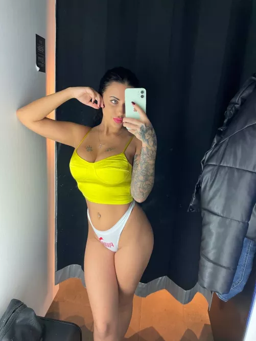 Best thing to do in changing rooms is taking pics by FreebornAnasa