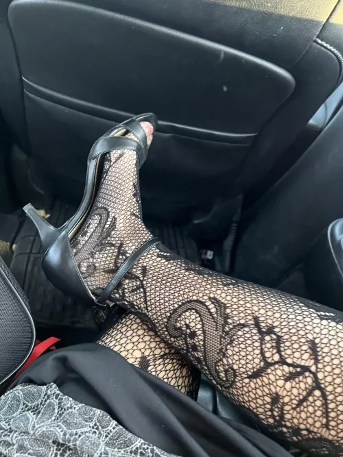 Black heels and stylized fishnets :D by yaniiiio