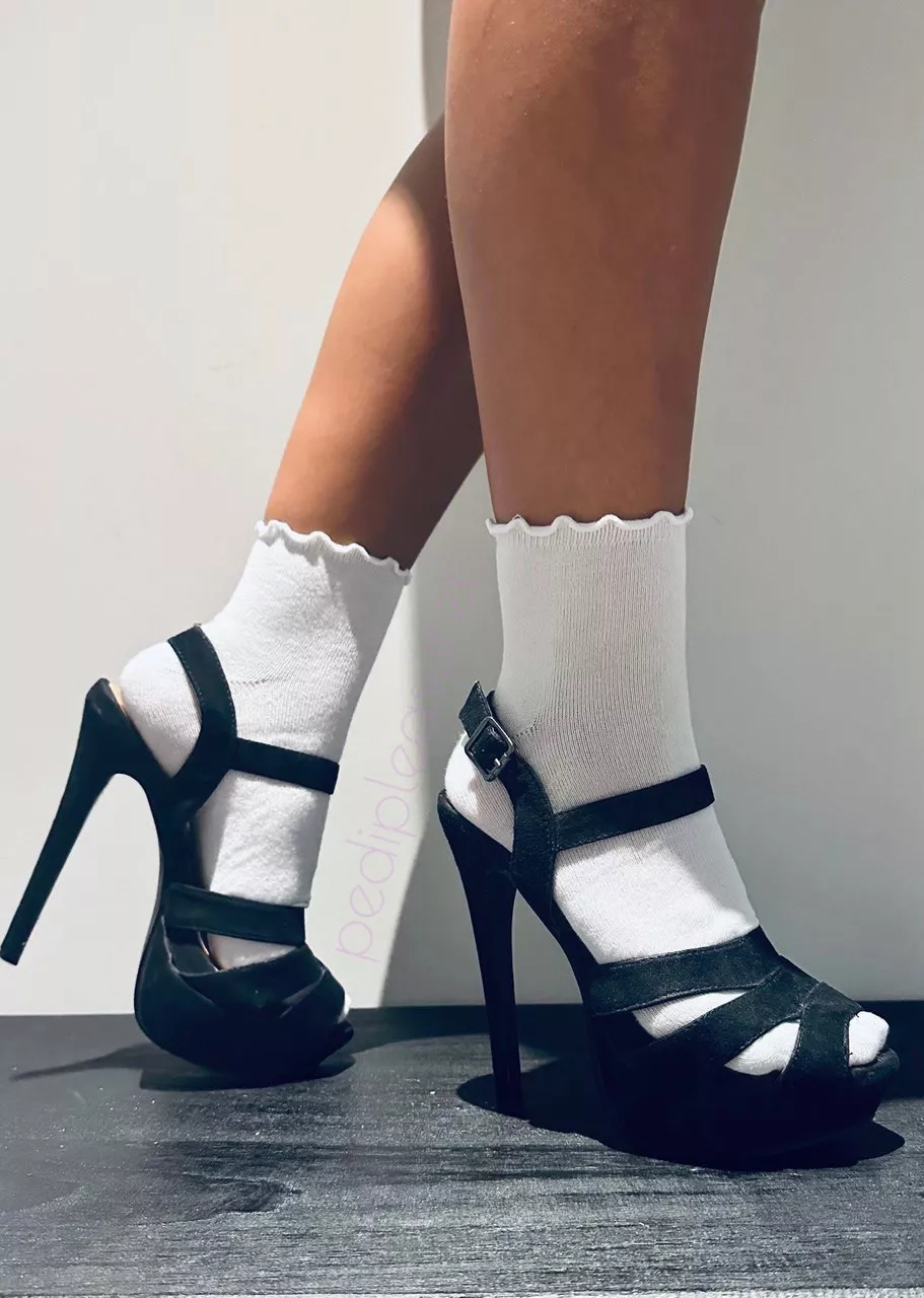 Black strappy with a comfy platform! posted by pedipleasurer
