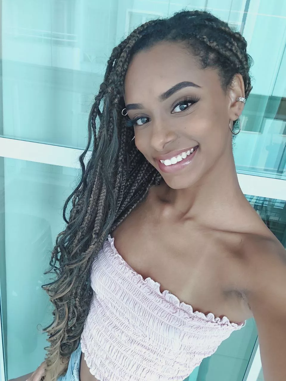 Come closer and let me whisper sweet nothings in your ear. posted by eududarosa