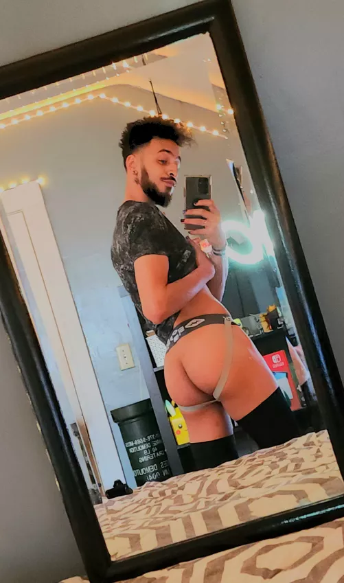 I think it's a cute little Peach 🍑🥰 by SlenderJames401