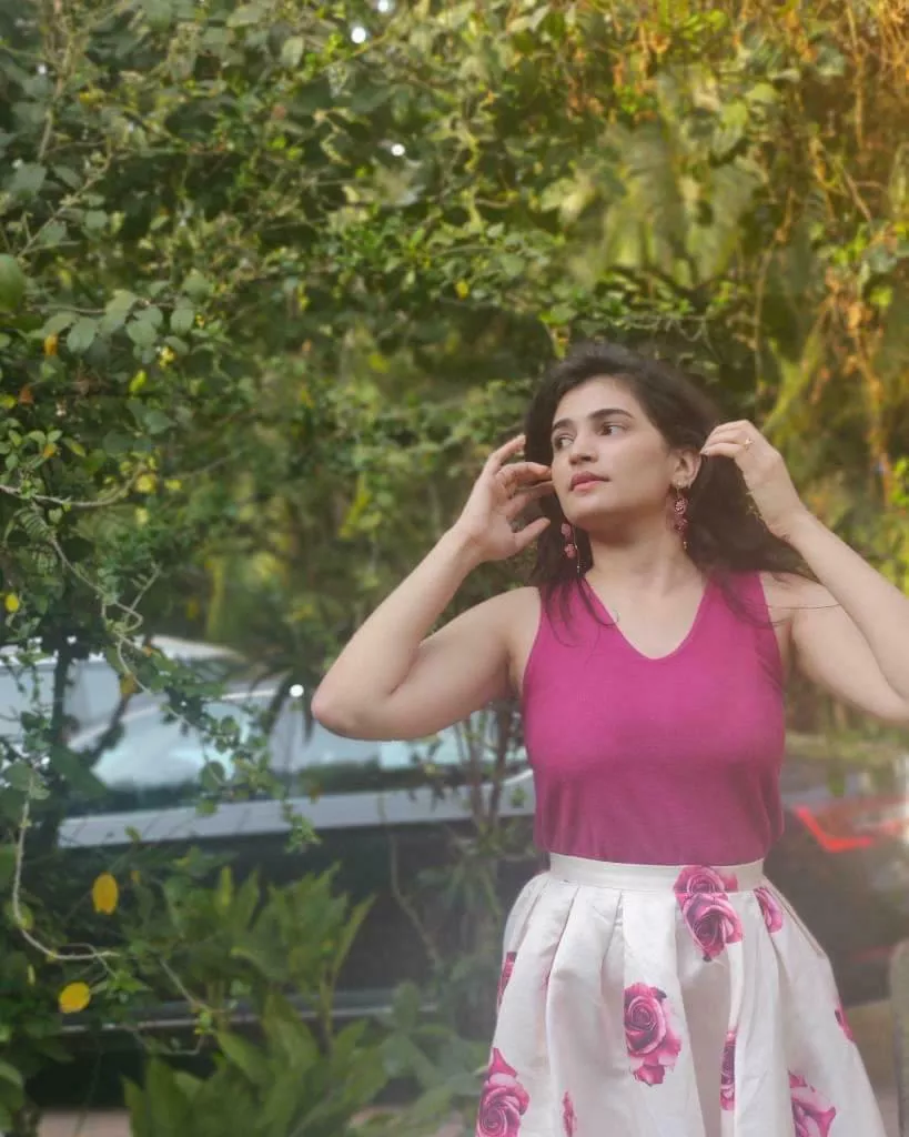 Is it just me or do you see the lines too? What kind of bra do you think it is? posted by friendzonesissyloser