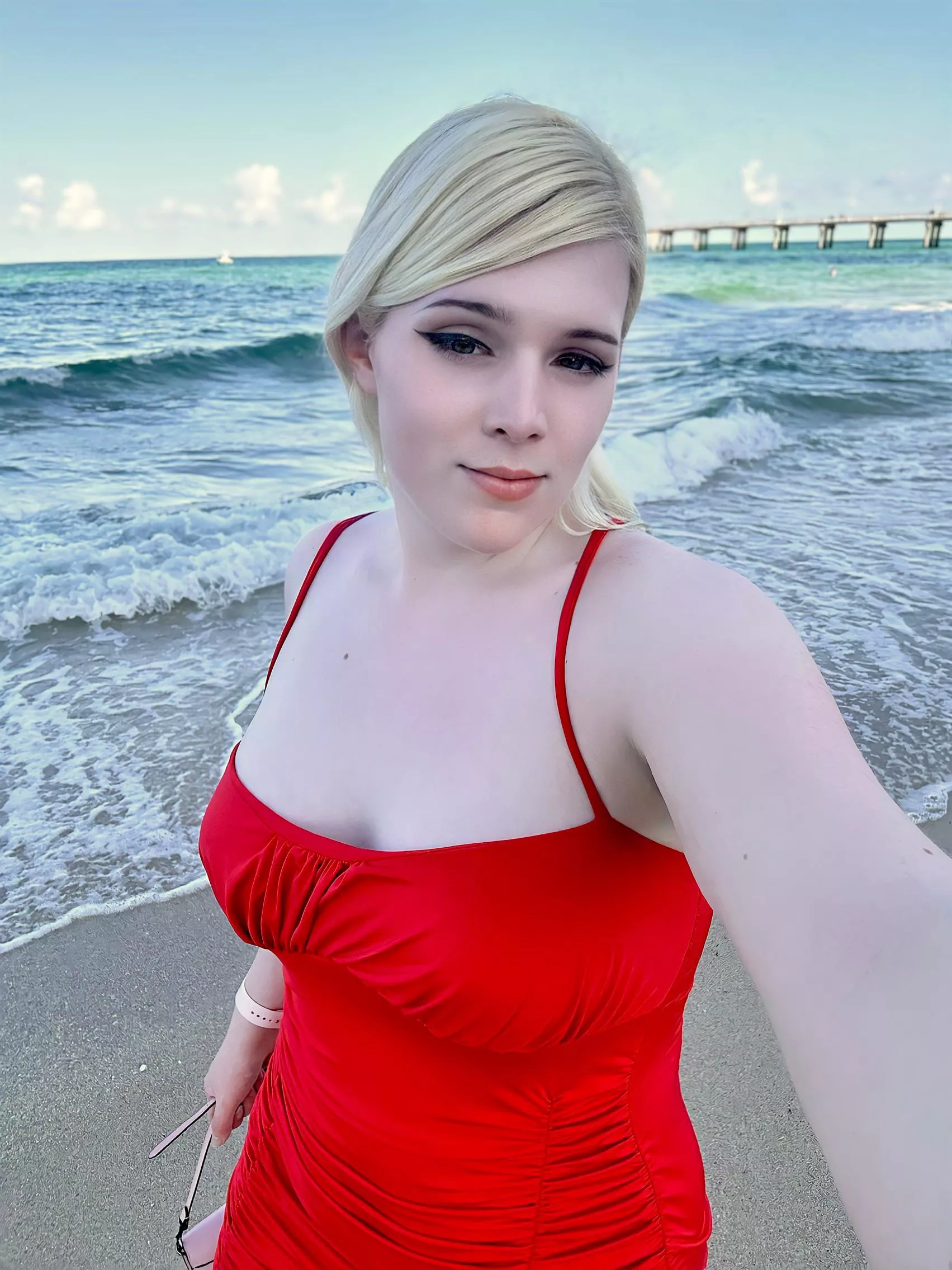 Just a curvy femboy on the beach 🥰 posted by realamandarae