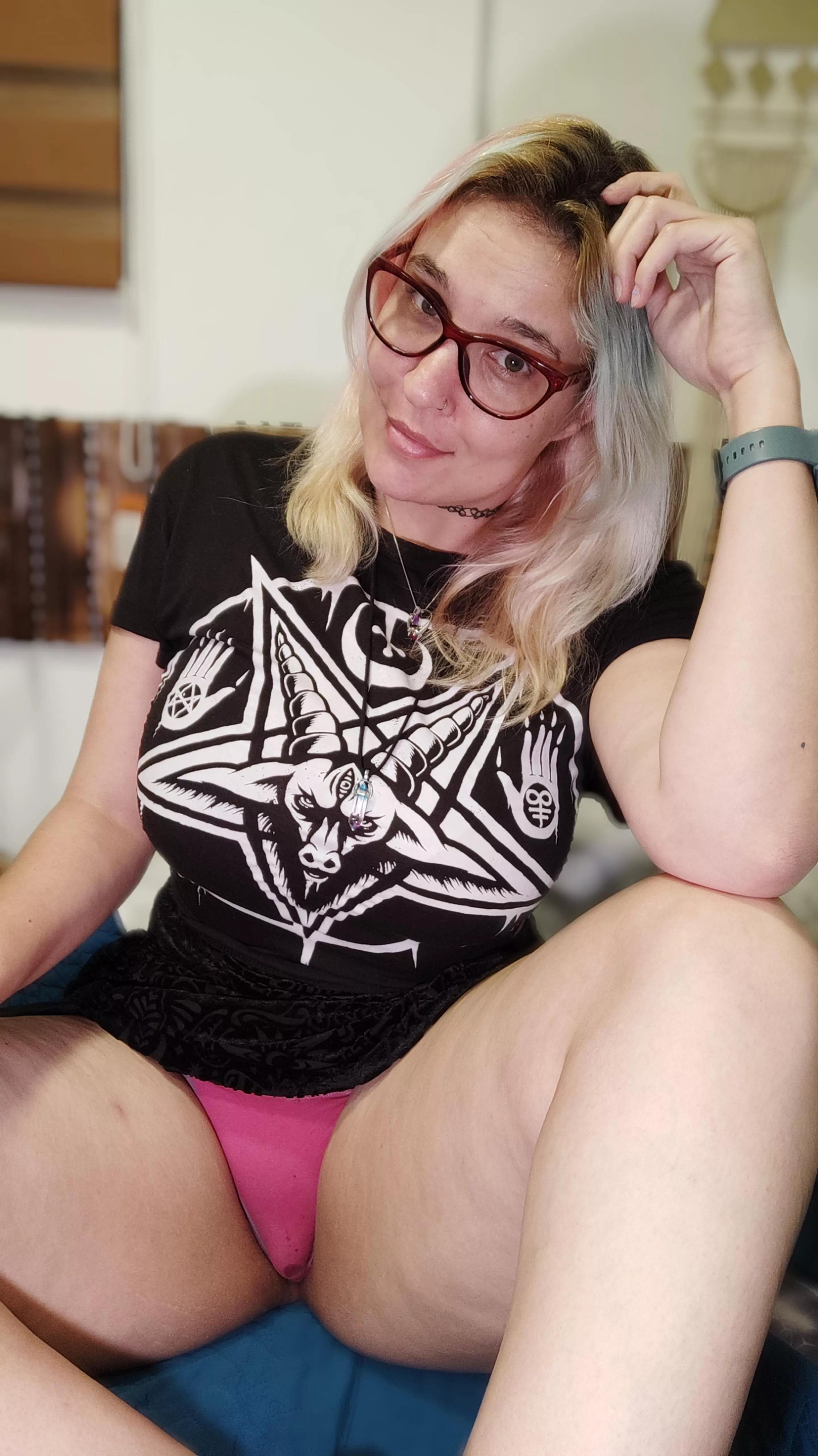 Milf with no make-up and wet pussy posted by Sarothica69