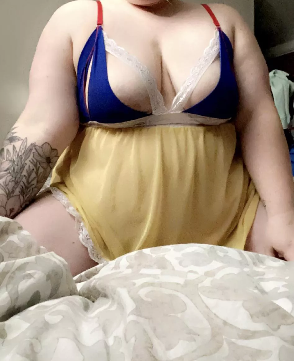 Mirror mirror on the wall, who’s the most fuckable of all? posted by BaileyXMontana