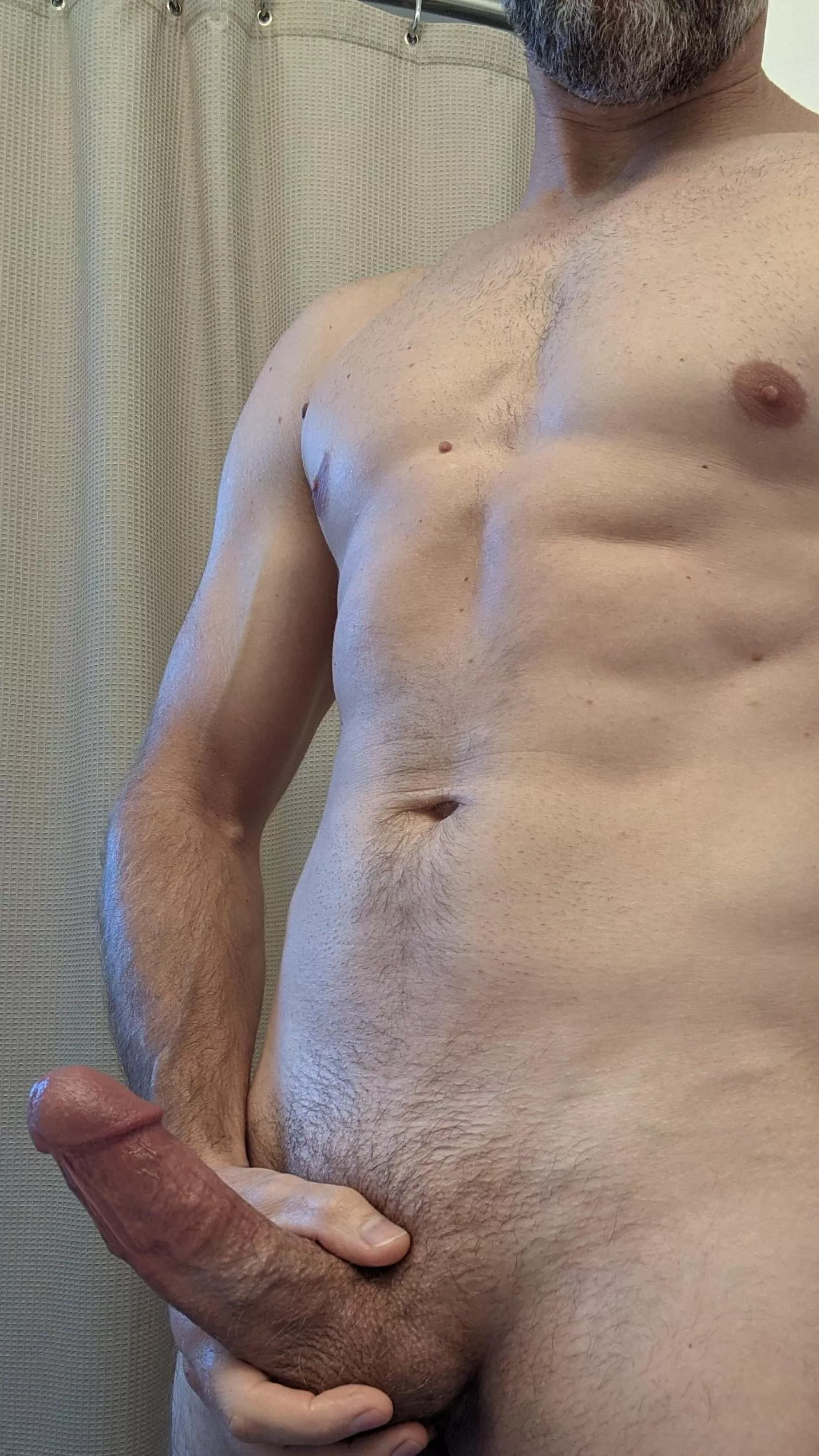 Thoughts on this Dad bod? DMs open 😏 [45] posted by Creativeusername__78