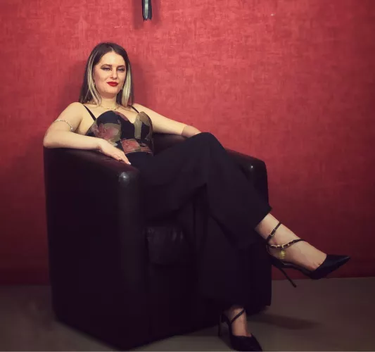 Bad secretary , in mood of a submissive boss by noirqueenie