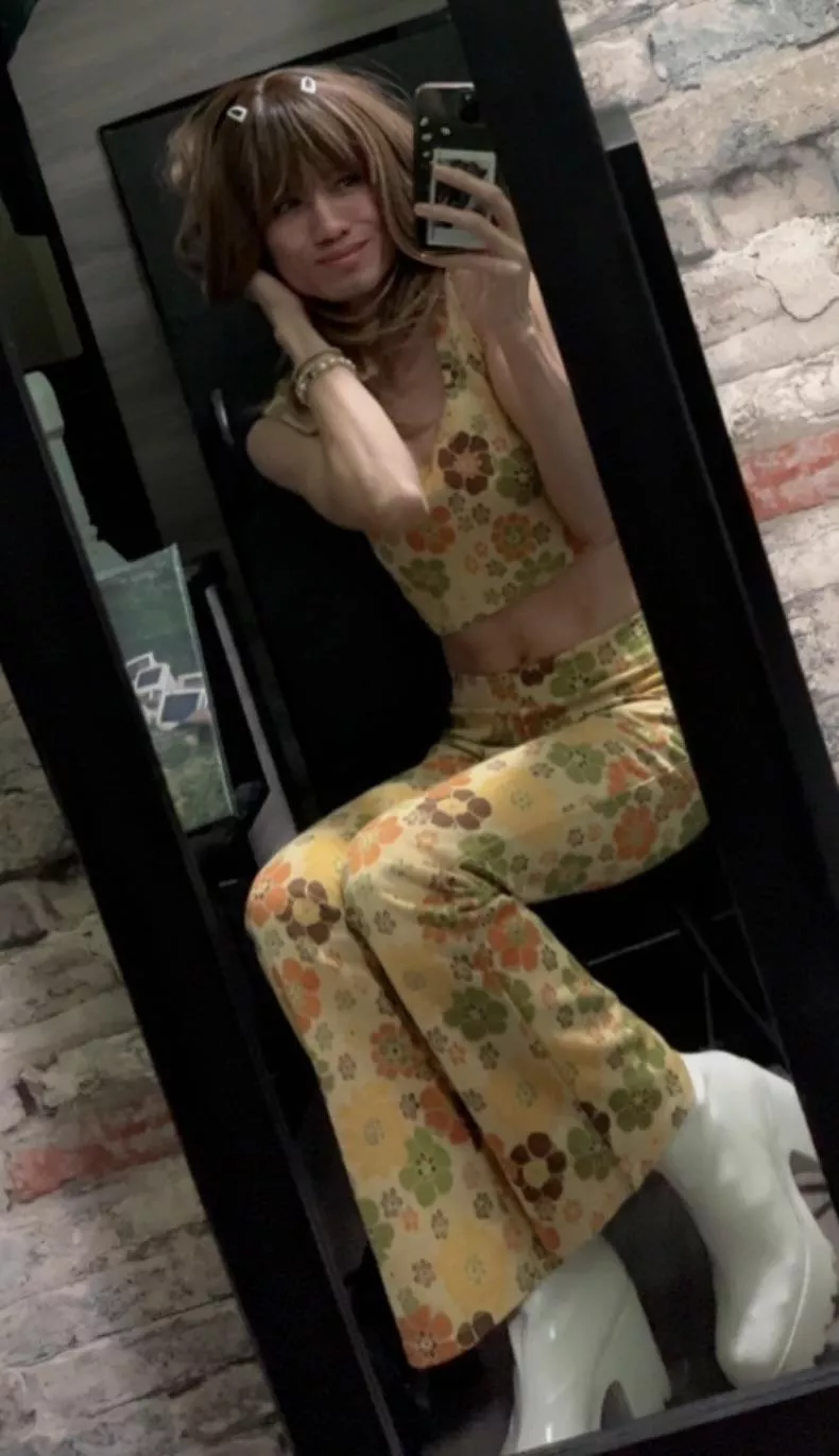 flower power 🌼 posted by uljjhangyuri04