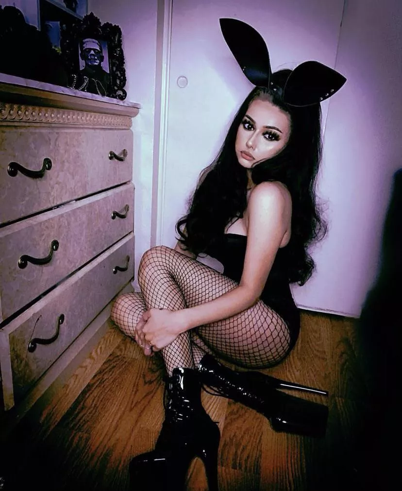 Get underneath my heels posted by Slavanal