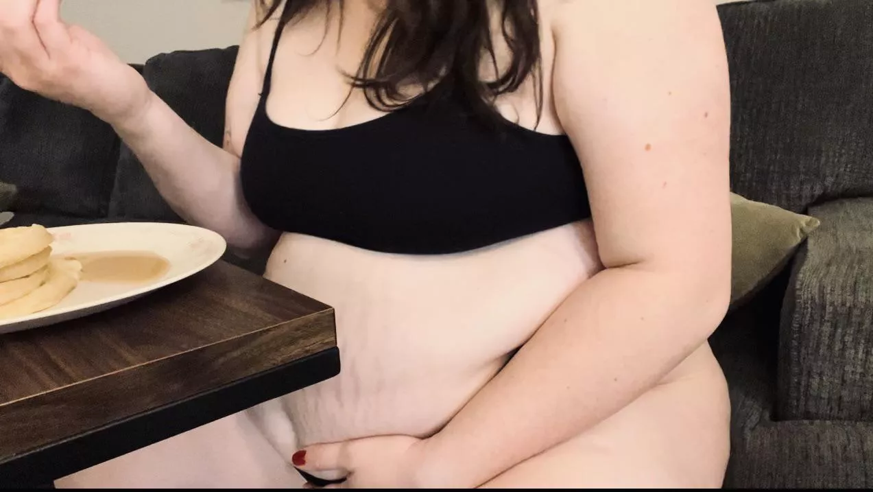 Got so wet making my first eating video posted by hipsnbellybabe