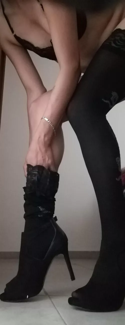 It's time to undress for you, what are you going to do to me...? by Roseparadi