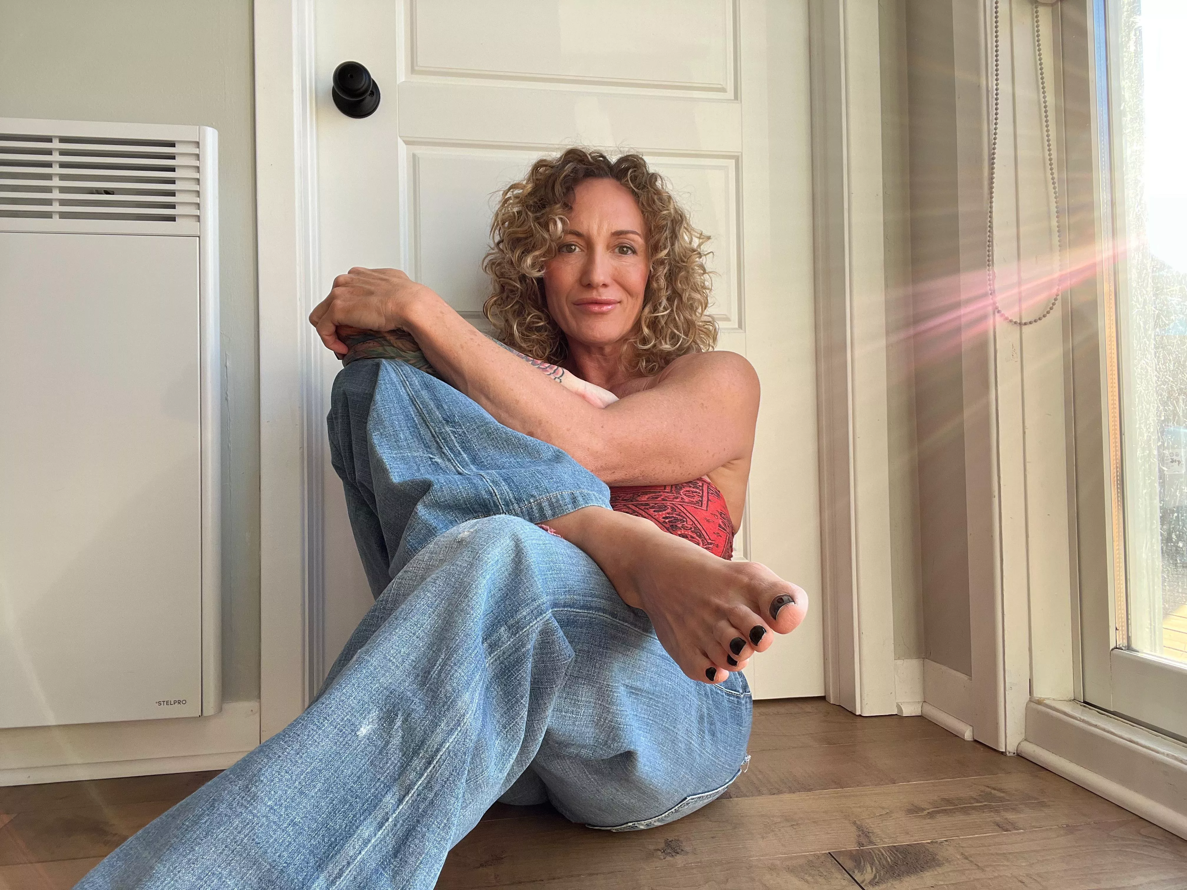 Jeans and barefoot posted by northstargirl_