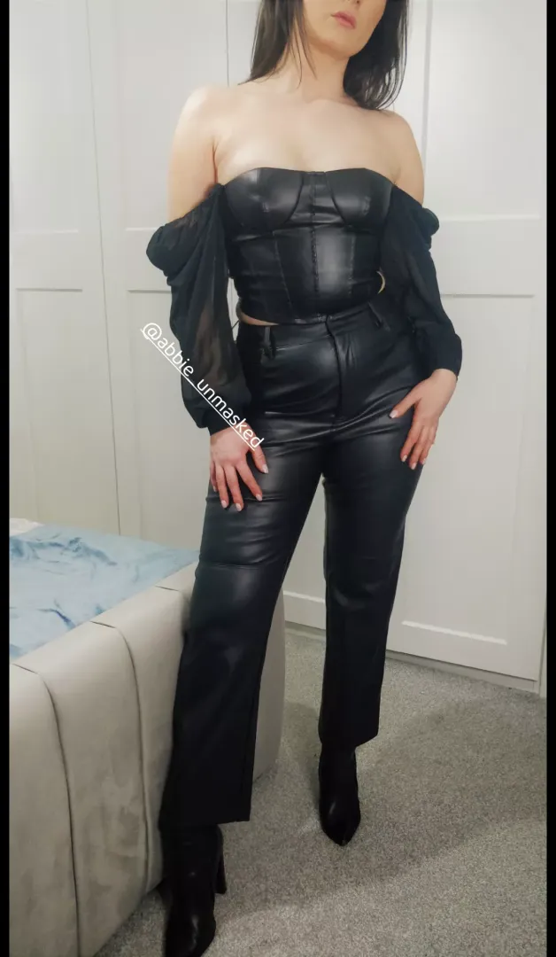 Leather shine 🖤 posted by abbie_unmasked