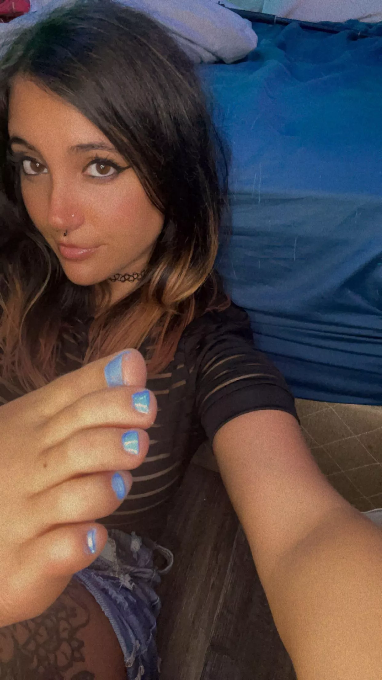 Morning, care to stop scrolling and admire my cute toes ?💙 posted by peachesNNcreamNNshit