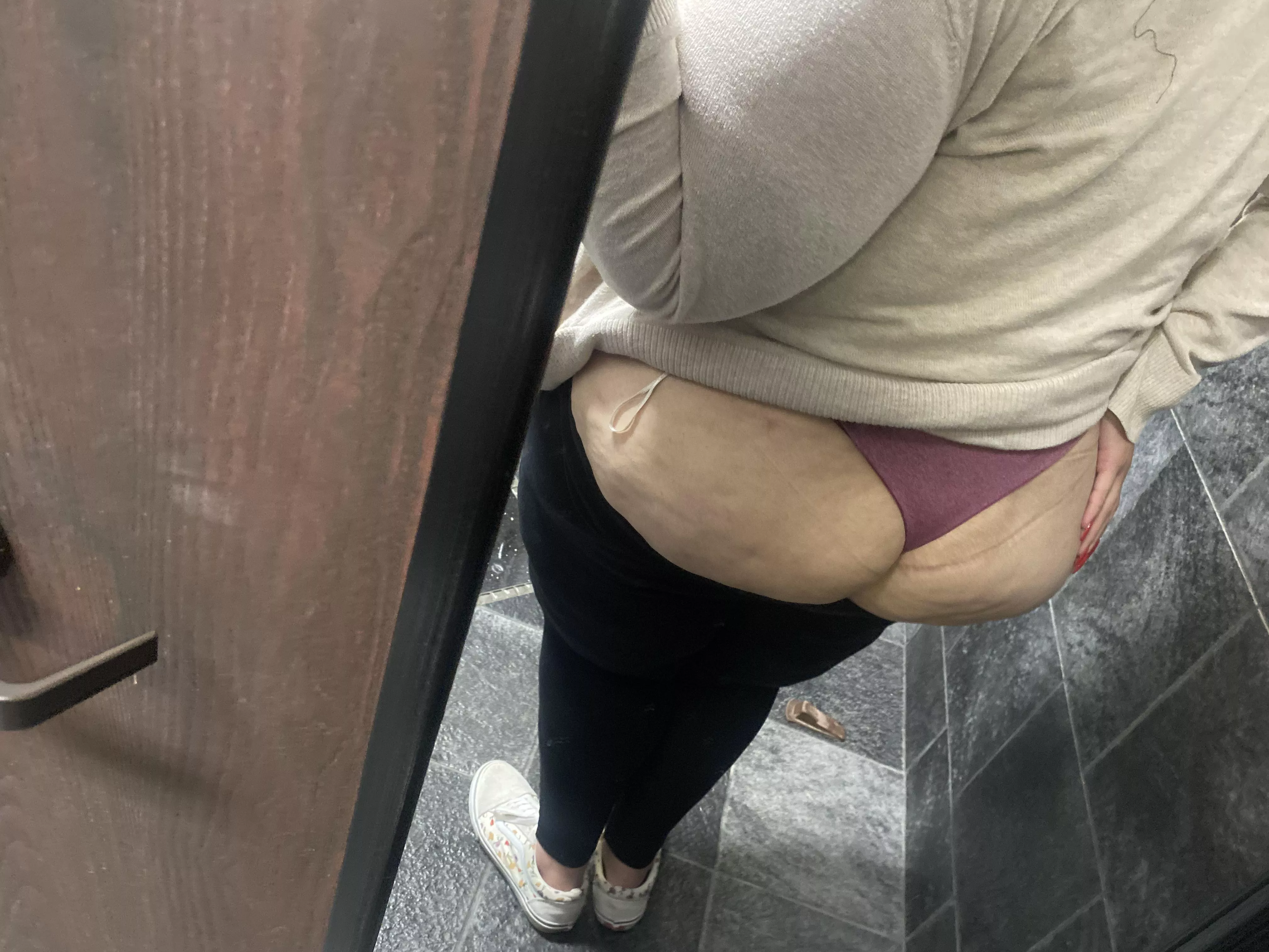 Office booty posted by Michipeachy3