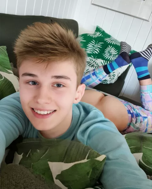 Peekabo🙈🍑 by boy_sharing_toy