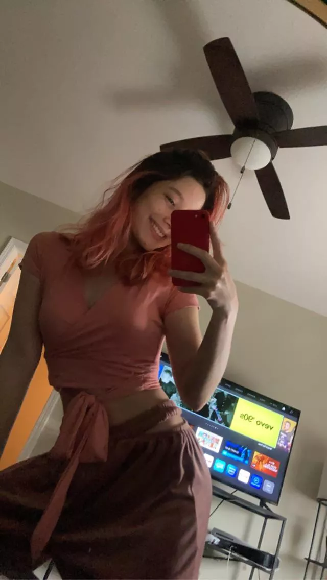 Pink haired cutie 🥰 posted by deszybabe