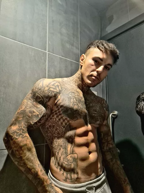 Public gym posing ;) by bahamianDowel769