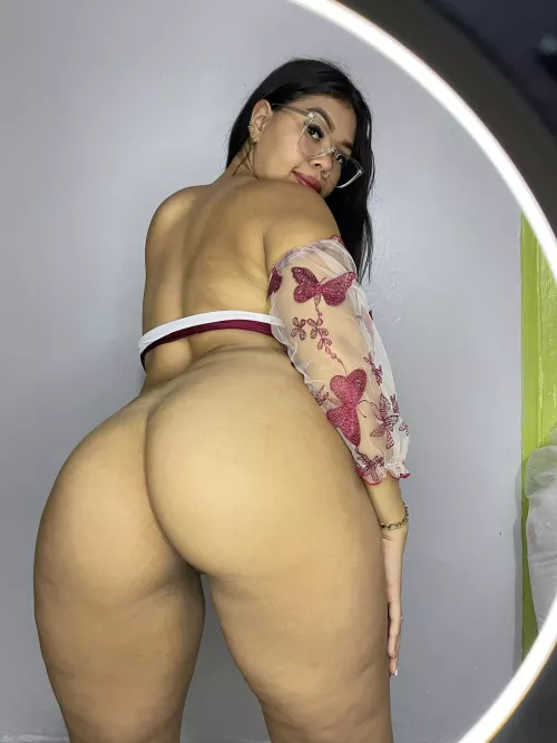 Spank me by luciacamgirl2