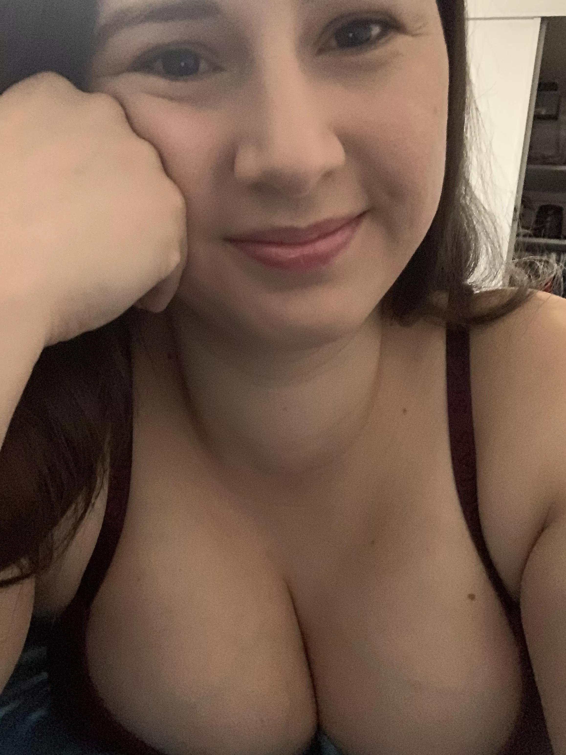 This milf loves to get naughty once everyone is in bed posted by Joselynn_Ashleigh_