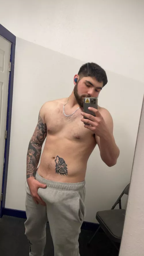 Who doesn’t love a grey sweats dickprint😌 by adventure_junkie5413