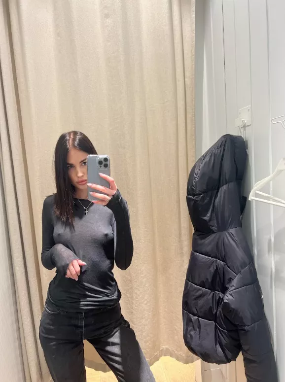 Who needs a bra when you have a sweatshirt like this? posted by Coarselyshave750