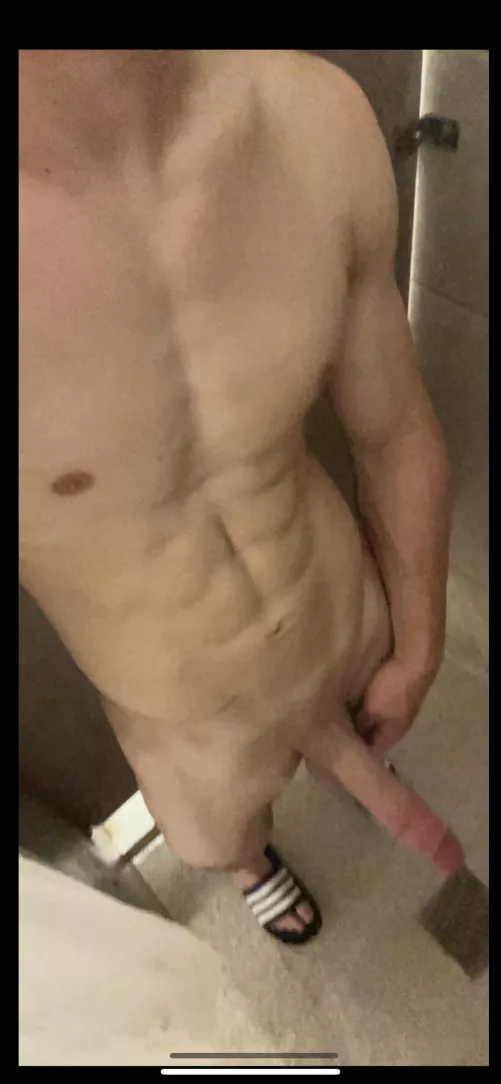 21 USA abs and hung. If you’re fit send a pic and snap name. Also getting sucked by buddy on cam if you’re hot by Western-Recording436