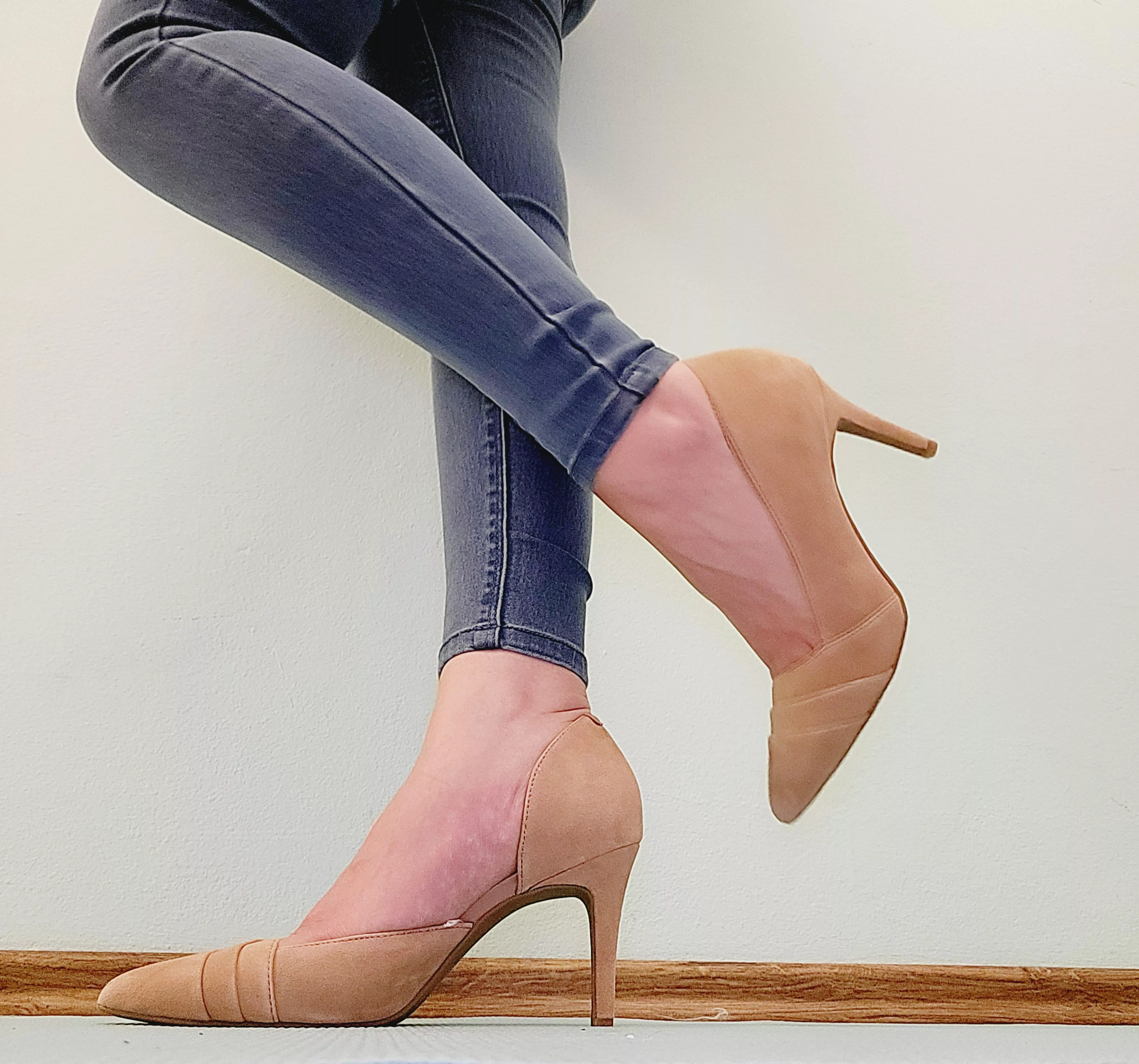 Getting ready to go to the office :) posted by SexyFootie