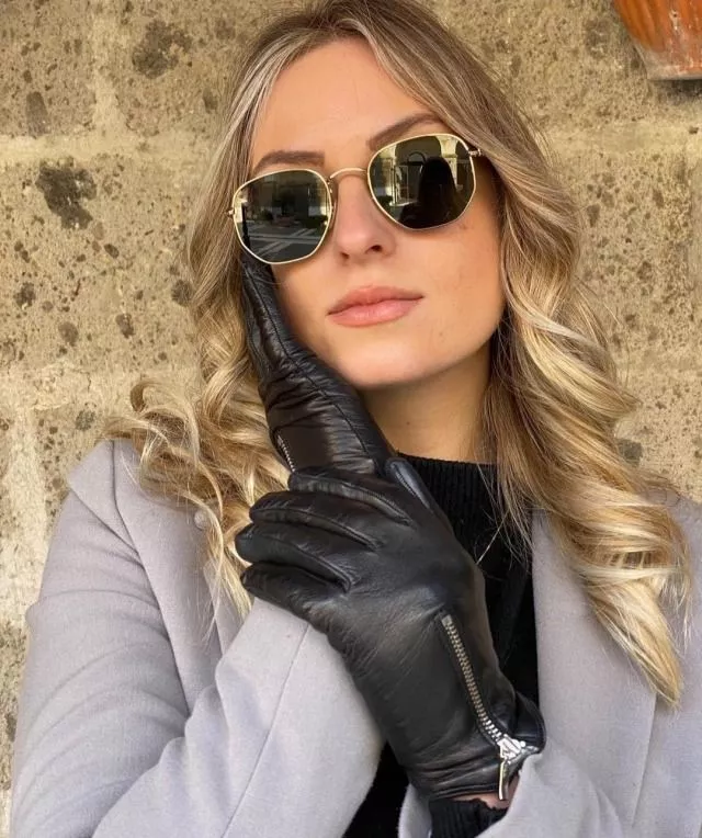 Gorgeous gloves! posted by SleepilyAwake2