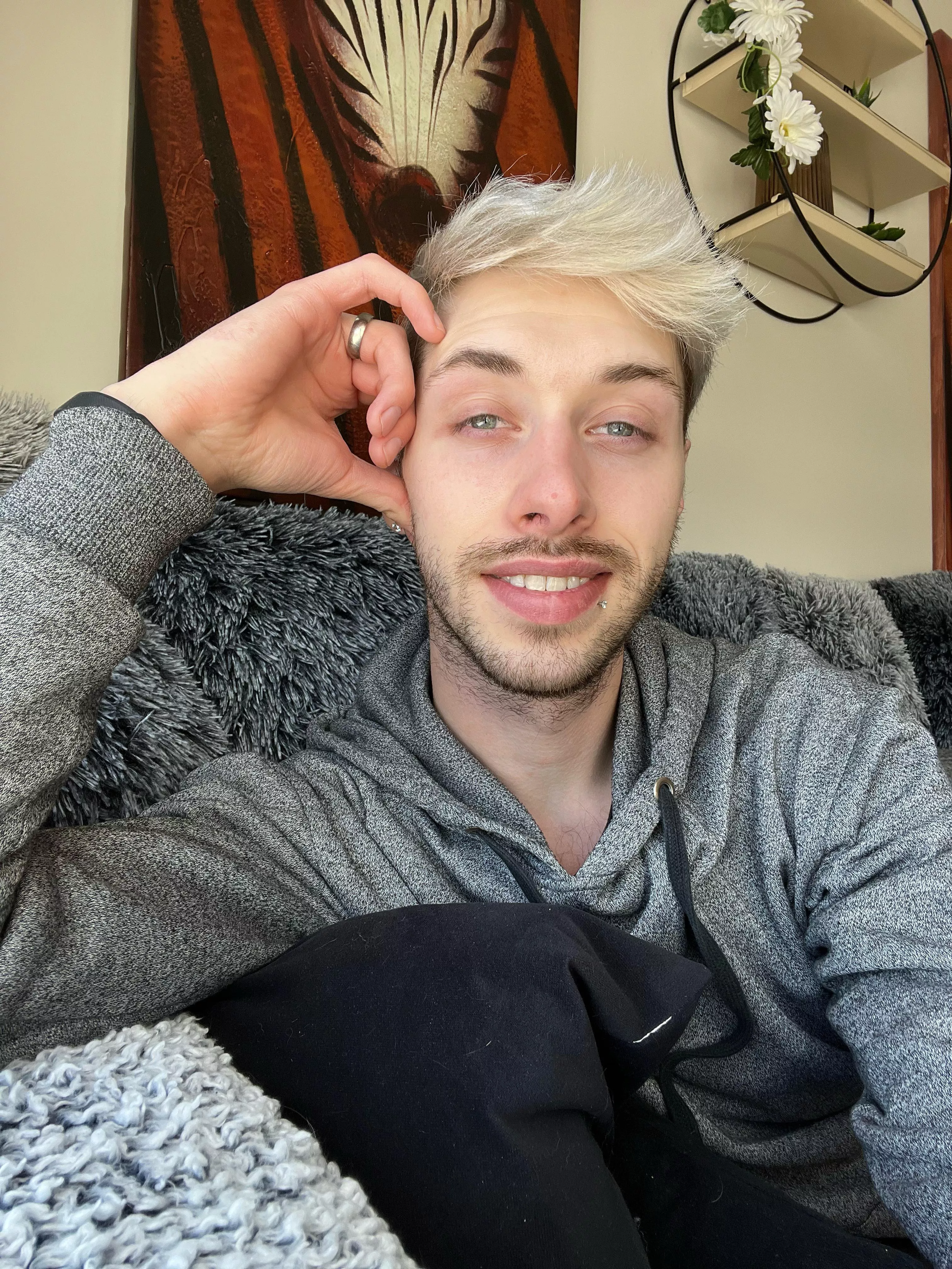 Hello posted by DiscreetCanadian