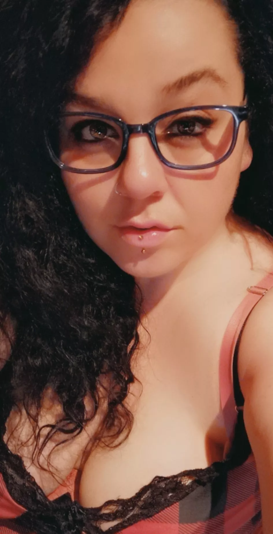 Hi guys look me in the eyes;) posted by hidingmilf