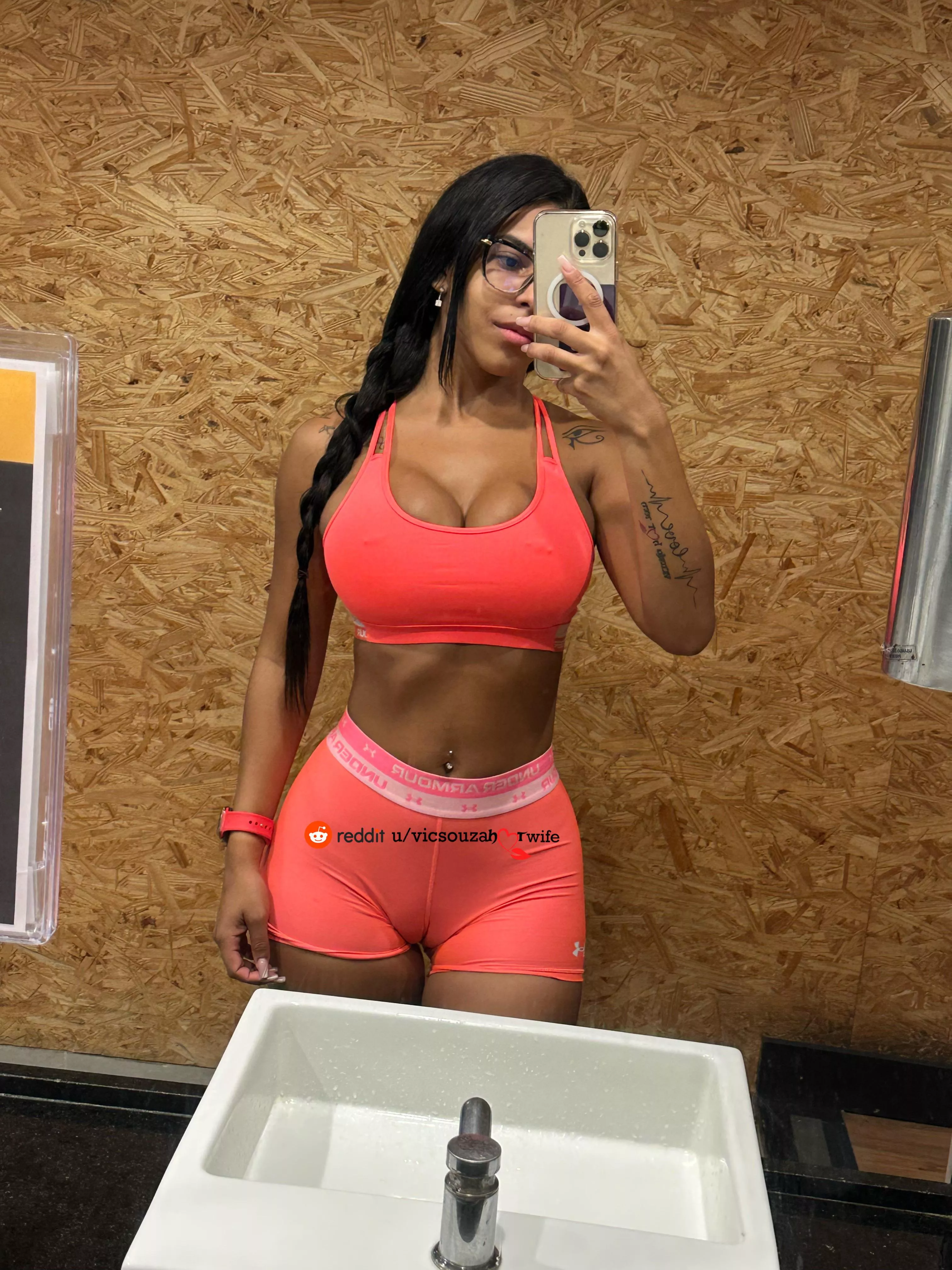 I love to workout!! posted by vicsouzahotwife