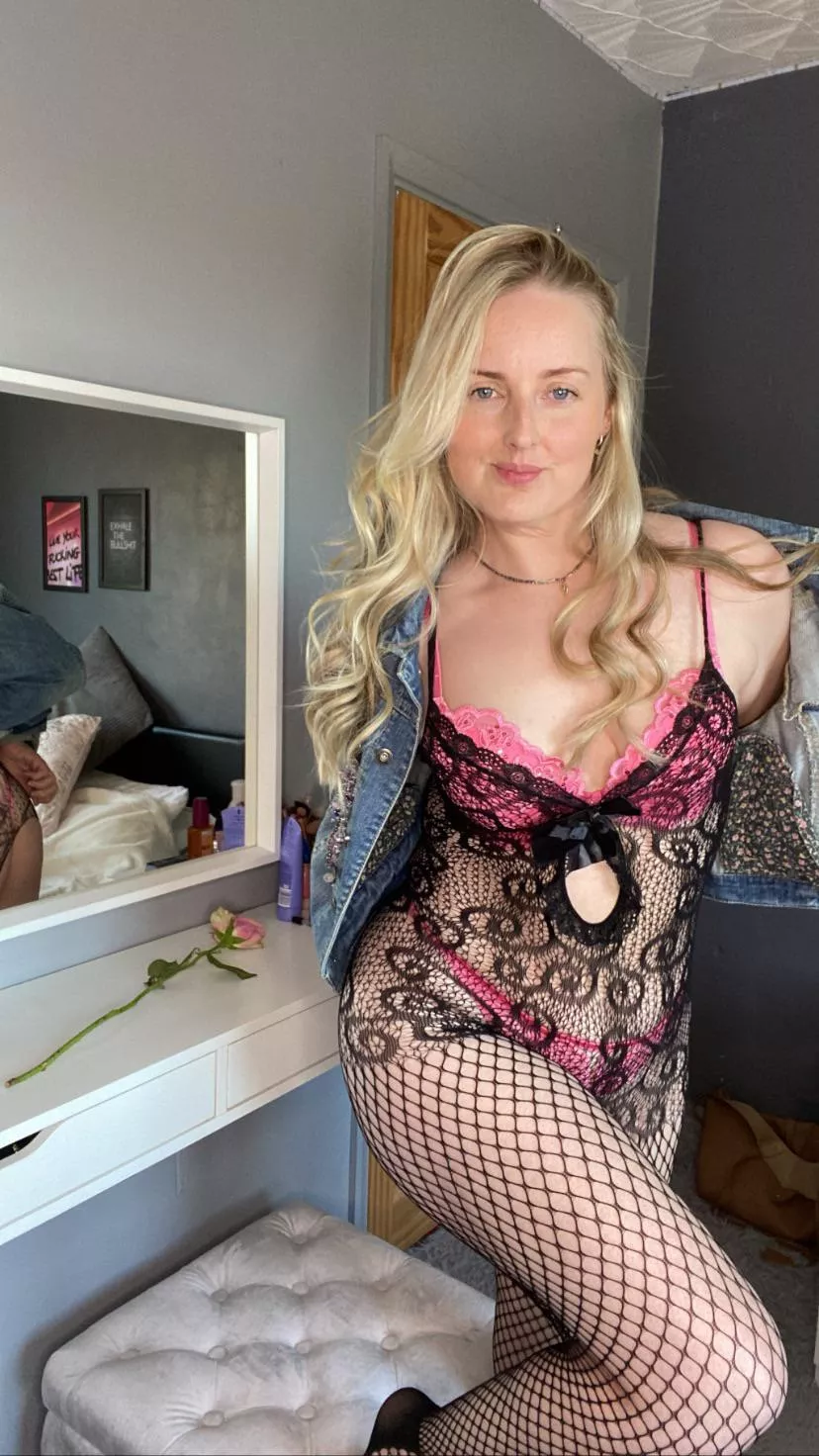 If you had 10 minutes with me in a room what we doing? posted by Aria_Sophie