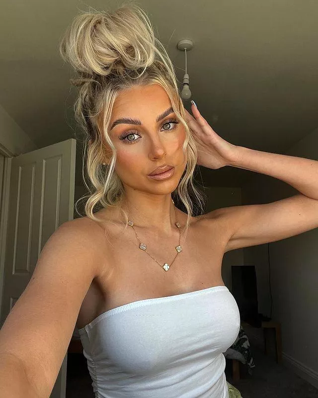 love a messy bun posted by jox24x1