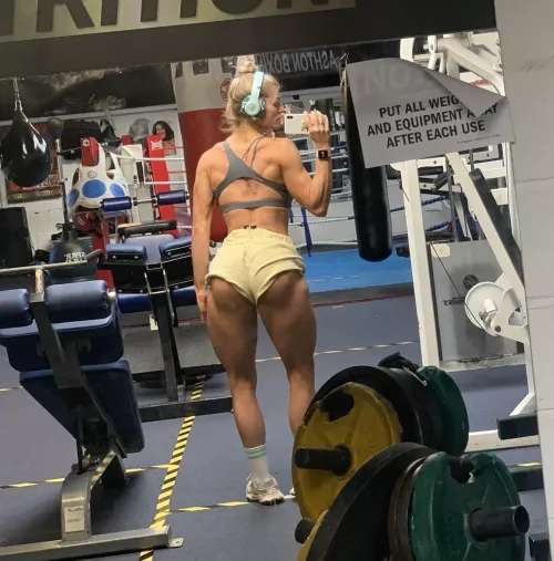 Showing off before heading out by Kaleyta