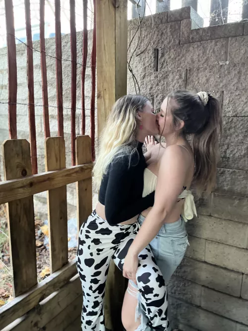 Sneaky kiss by Babykaittt