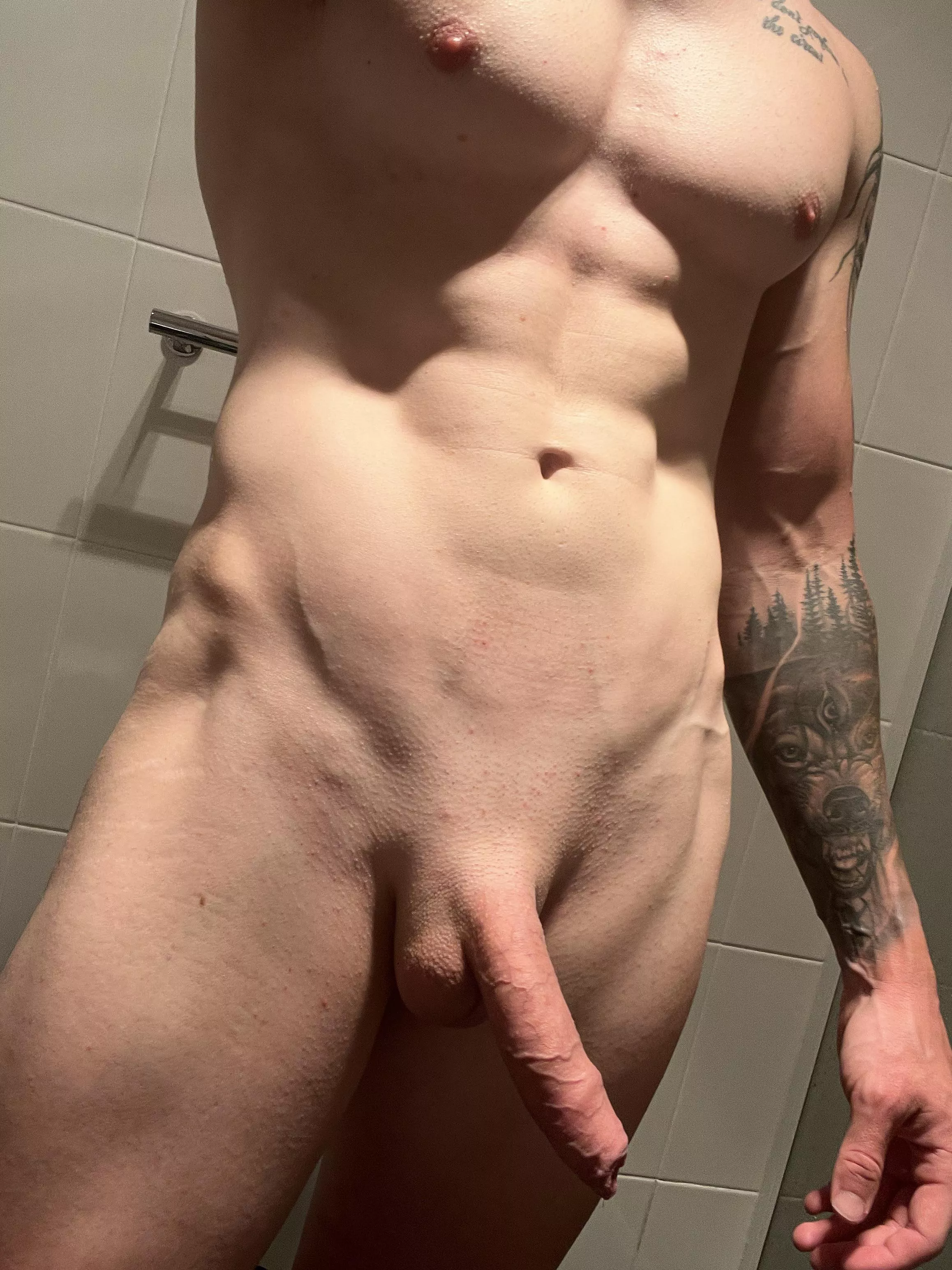 The right lighting is essential for building muscle 😂 (M) posted by ahumanexperiencee