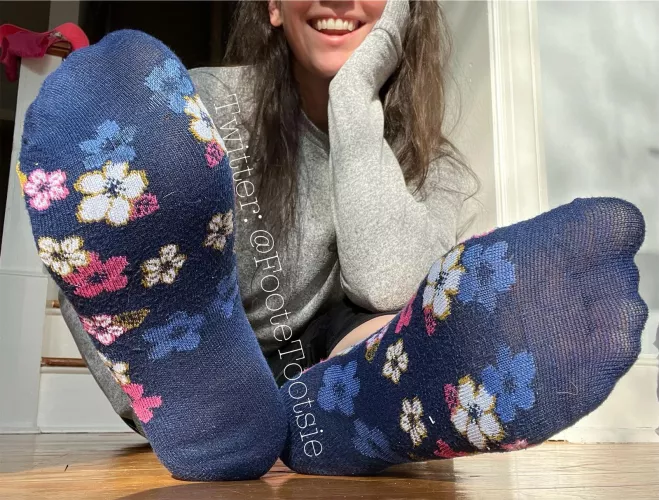 What do we think about the flowers? Don’t they look scrumptious 😏 by tootsiefoote001