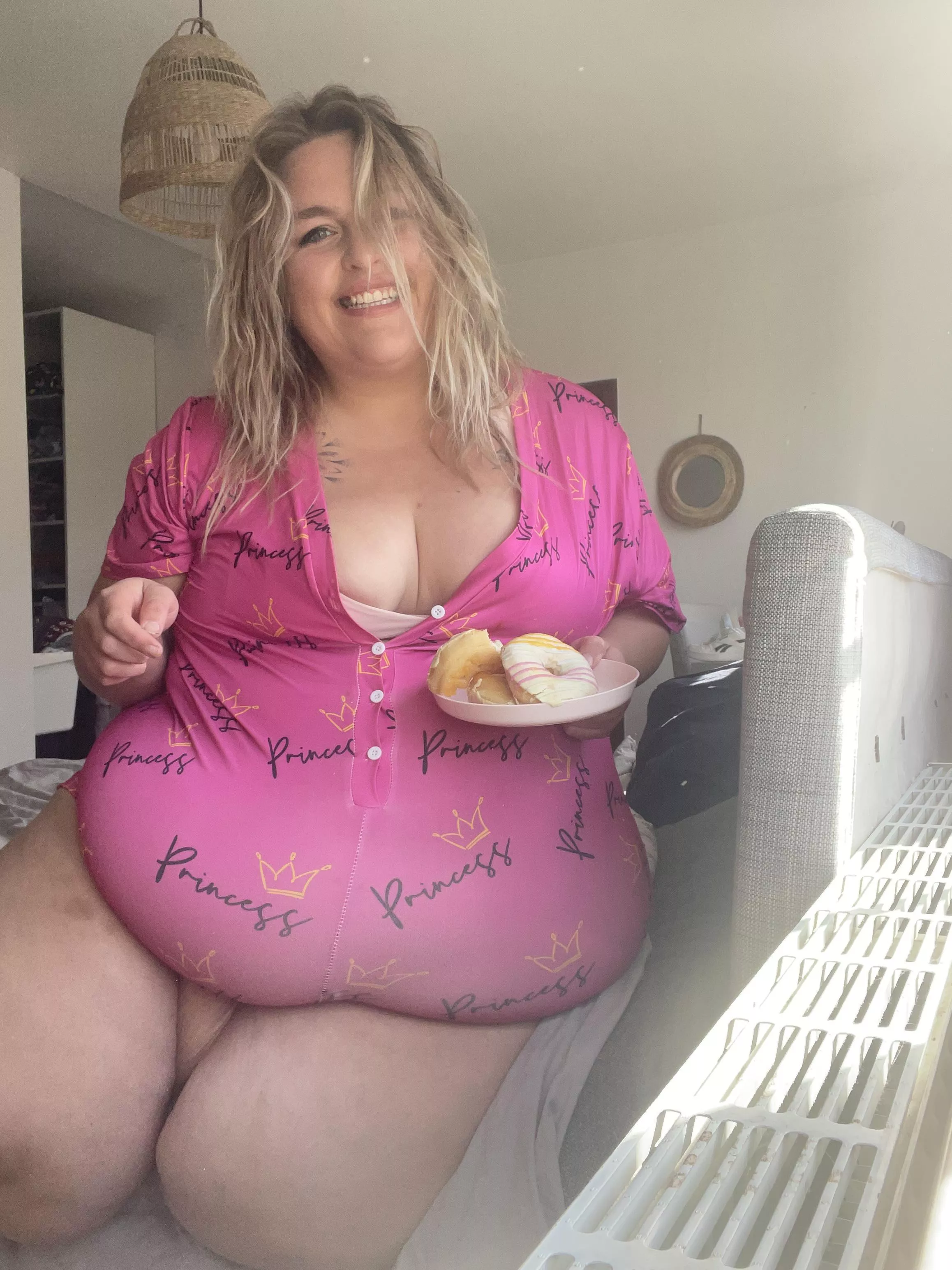 You bring the donuts, i ride the dick … deal ? posted by bbw_viki_vienna