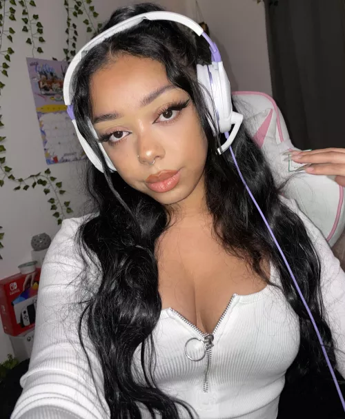 Your sign to date a Latina Jamaican gamer girl <3 by karlahgreen