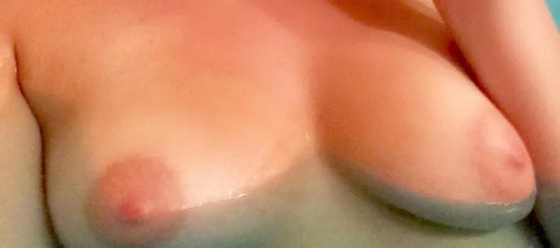 21F In The Tub by thegangbangqueen