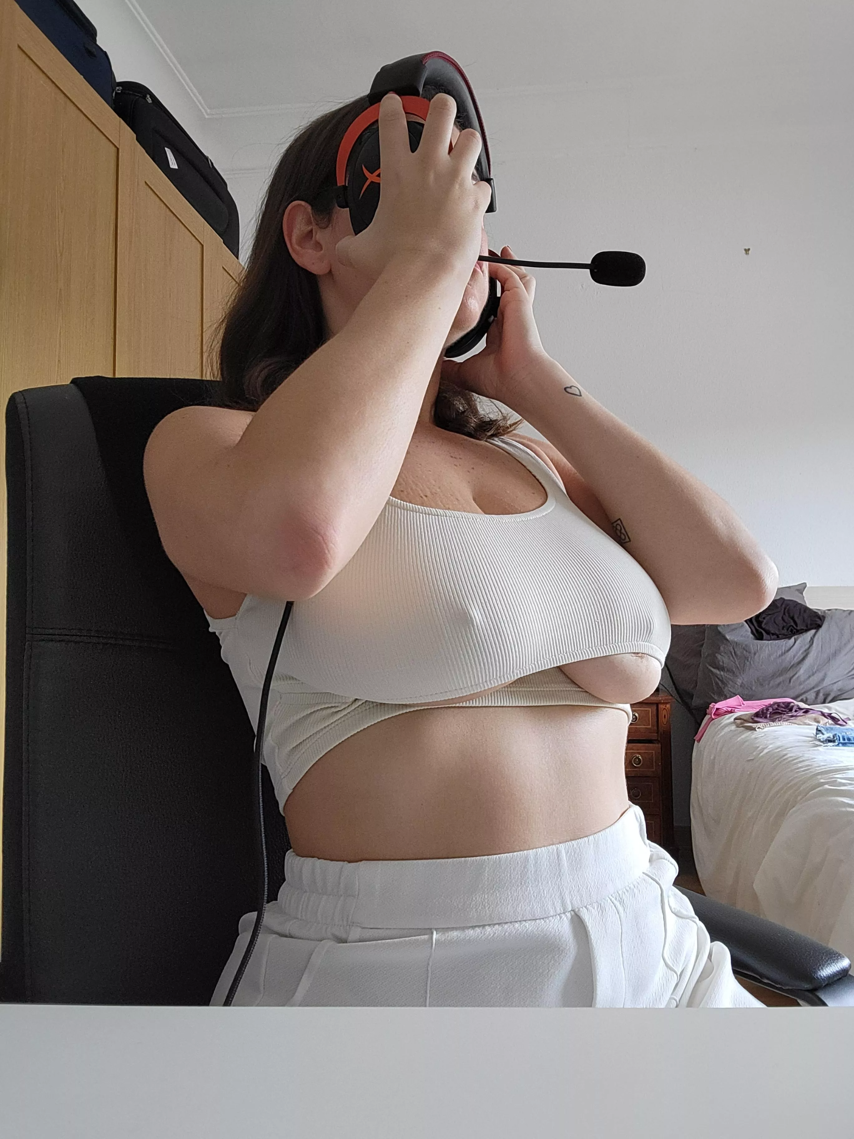 A lovely kiss to everyone working during Easter posted by silvia_lasanta